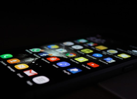 How Social Media Influences Risk-Taking Decisions: The Psychology Behind Digital Impulses — Photo by Rami Al-zayat on Unsplash