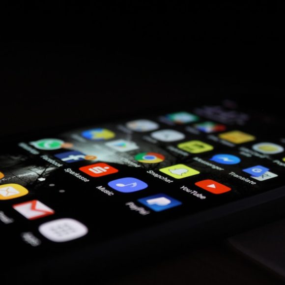 How Social Media Influences Risk-Taking Decisions: The Psychology Behind Digital Impulses — Photo by Rami Al-zayat on Unsplash